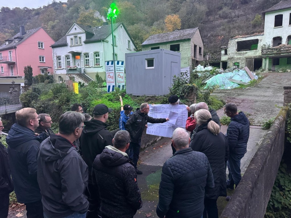 Teilnehmende der ersten Baustellenbegehung Feuerwehrgerätehaus St. Goarshausen