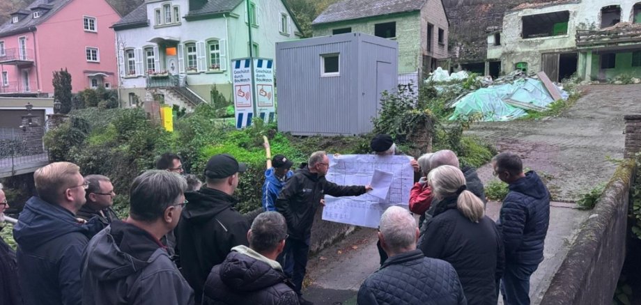 Teilnehmende der ersten Baustellenbegehung Feuerwehrgerätehaus St. Goarshausen Teilnehmende der ersten Baustellenbegehung Feuerwehrgerätehaus St. Goarshausen