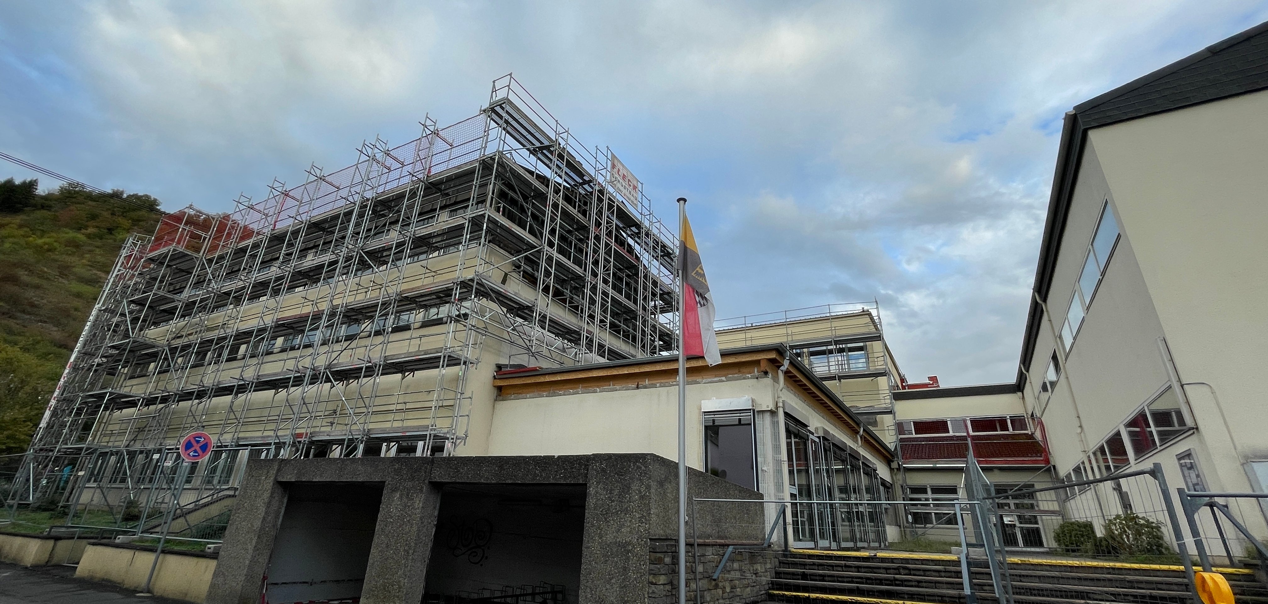 Stand der Sanierungsarbeiten außen an der Marksburgschule Braubach