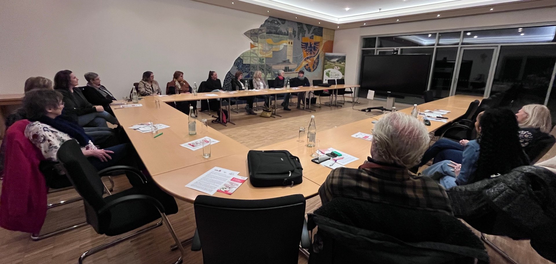 Blick in die Runde der Teilnehmenden