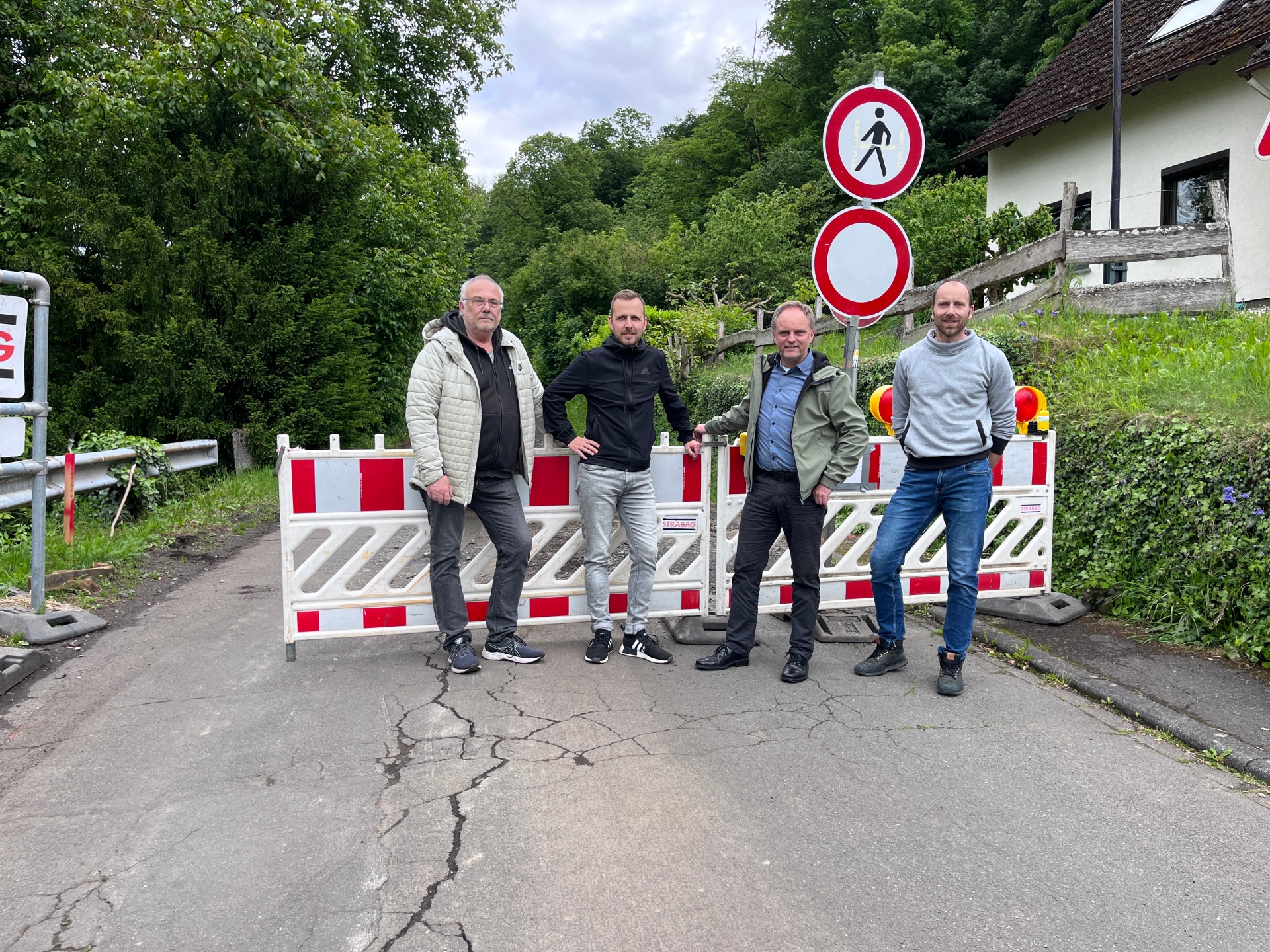 Gruppenfoto an Baustelle