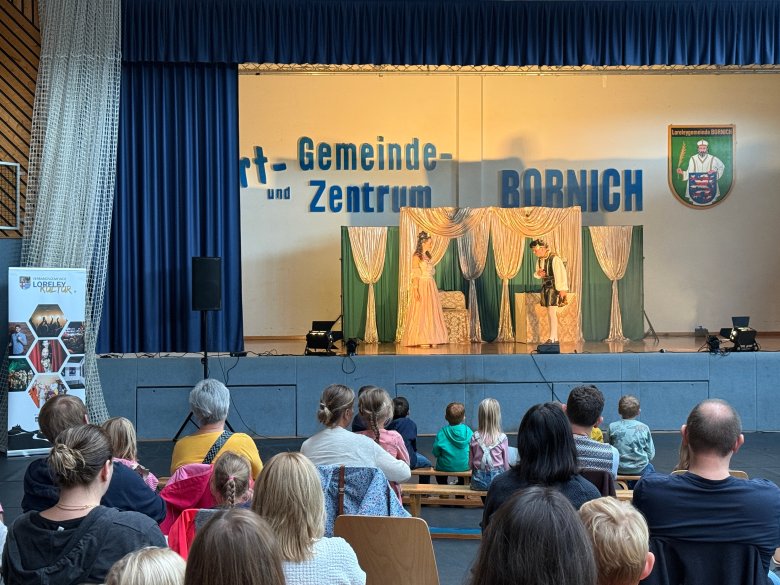 Publikum in Bornich beim Theaterstück Publikum beim Theaterstück