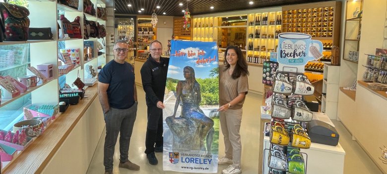 Ehepaar Oguz und Bürgermeister Mike Weiland Gemeinsames Foto zur Eröffnung des Regionalshops