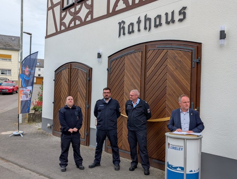 Ansprache vor dem Banddurchschnitt Ansprache vor dem Banddurchschnitt