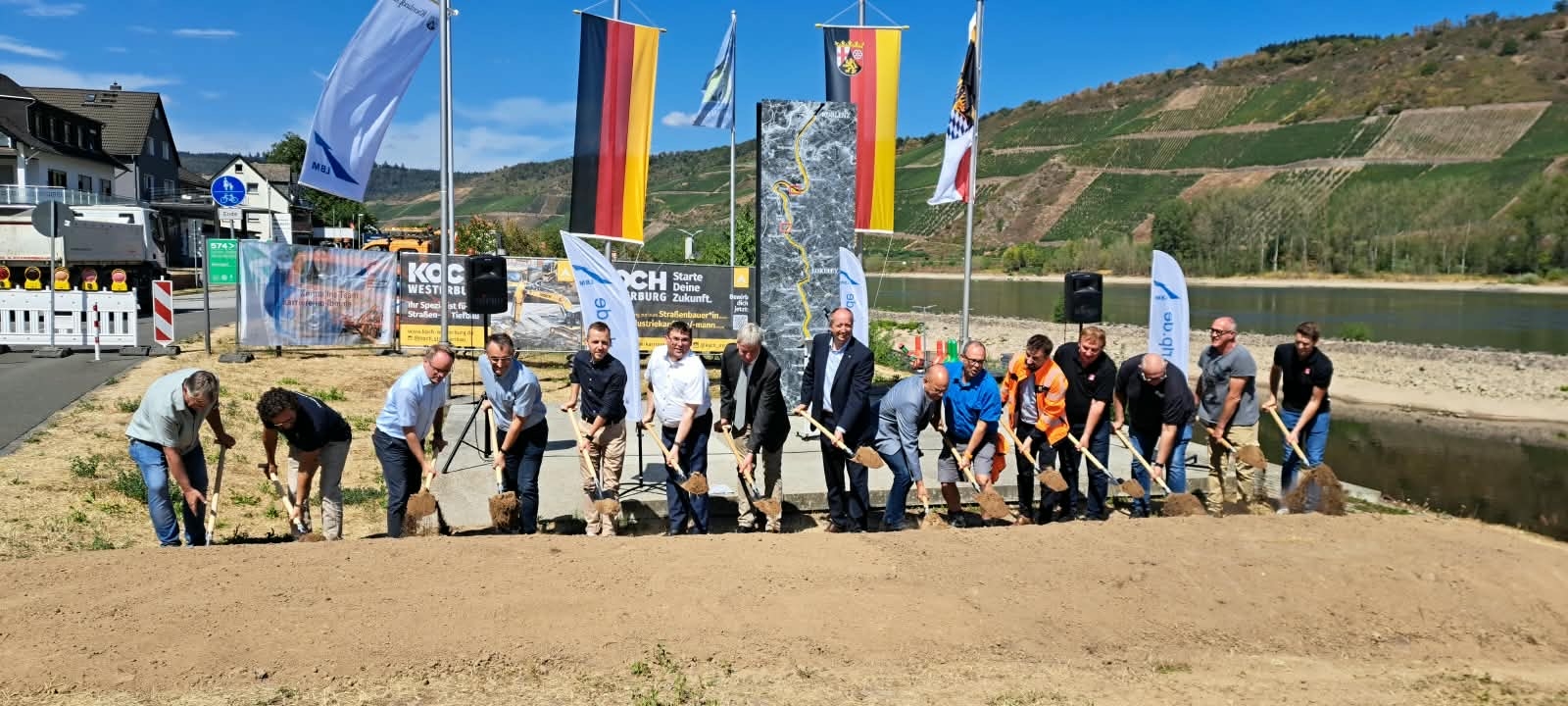 Gruppenfoto gemeinsamer Spatenstich