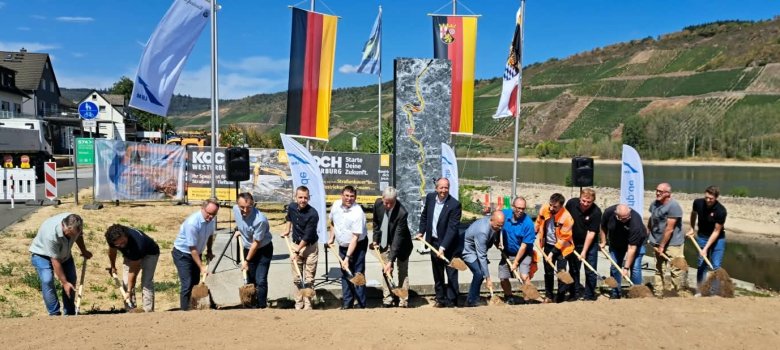 Gruppenfoto vom gemeinsamen Spatenstich Gruppenfoto vom gemeinsamen Spatenstich