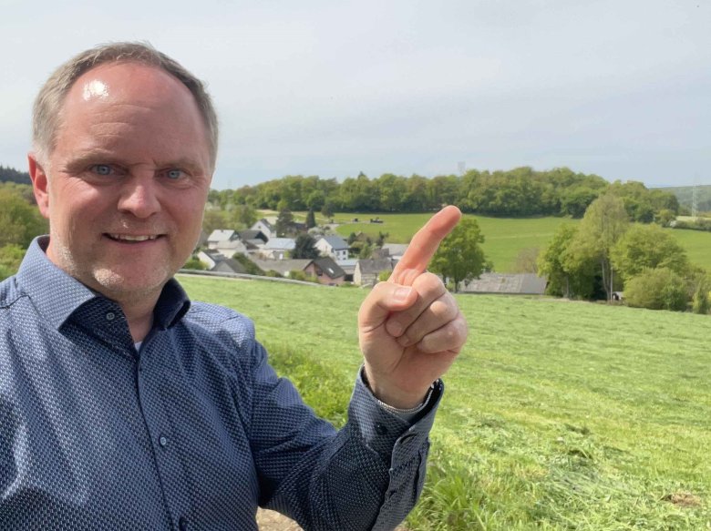 Mike Weiland zeigt den Mobilfunkmast