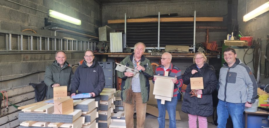 Alle Anwesenden waren sichtbar mit der ersten Ausgabeaktion zur Aktion Grün zufrieden. V. l. n. r. Bürgermeister Mike Weiland, Klimaschutzmanager Ingmar Blonzen, Naturschutzfachmann Manfred Braun mit drei zufriedenen Bürger/innen. 