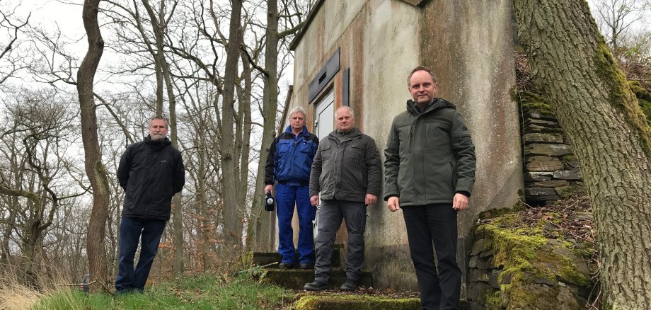 V. l. n. r. Fledermausexperte Rolf Klenk, Mitarbeiter der VG-Werke Michael Fischbach, Werkleiter Michael Krämer und Bürgermeister Mike Weiland am ehemaligen Hochbehälter „Loreley“.