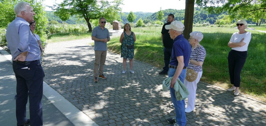 Bürgermeister Mike Weiland (3. v. l.) und ein Teil der interessierten Bürger/innen während des Rundgangs auf dem Loreley Plateau im Rahmen des diesjährigen Tag der Städtebauförderung. 