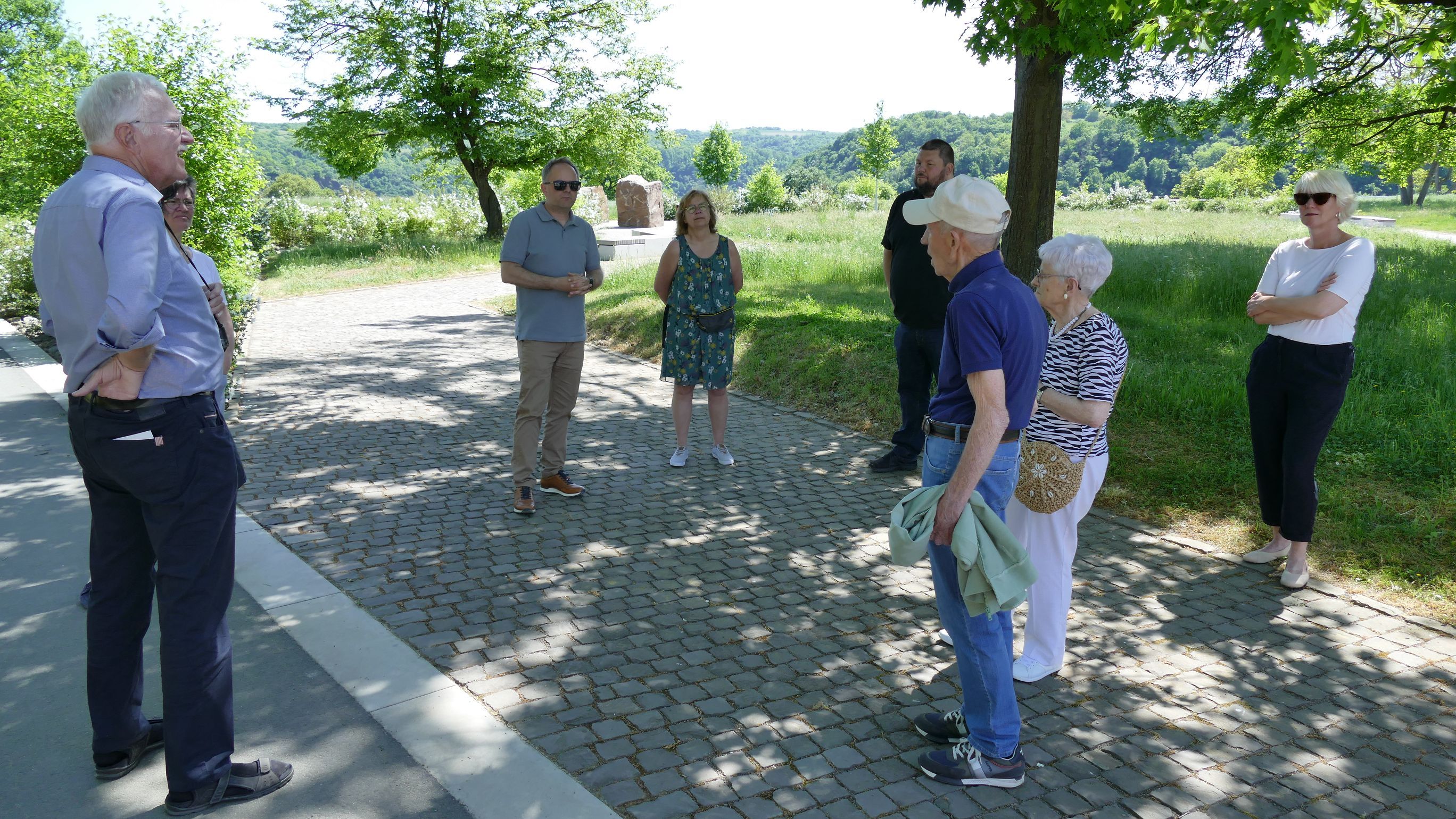 Bürgermeister Mike Weiland (3. v. l.) und ein Teil der interessierten Bürger/innen während des Rundgangs auf dem Loreley Plateau im Rahmen des diesjährigen Tag der Städtebauförderung. 
