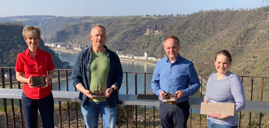 Haben die neuen Hinweistafeln direkt in Augenschein genommen: v.l.n.r. Geschäftsführerin der Loreley-Touristik GmbH Ulrike Dallmann, VG-Mitarbeiter Armin Schaust, Bürgermeister Mike Weiland und Sabrina Polei-Brose von den Ausstellungsmachern expo2508