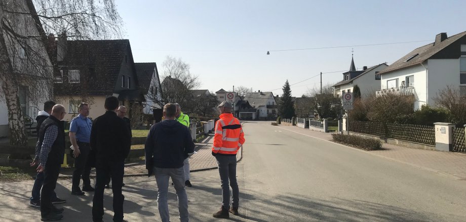 Viele Behörden- und Gemeindevertreter/innen sowie interessierte Bürger/innen waren im Rahmen der diesjährigen Verkehrsschau vor Ort - wie hier in Dörscheid.   