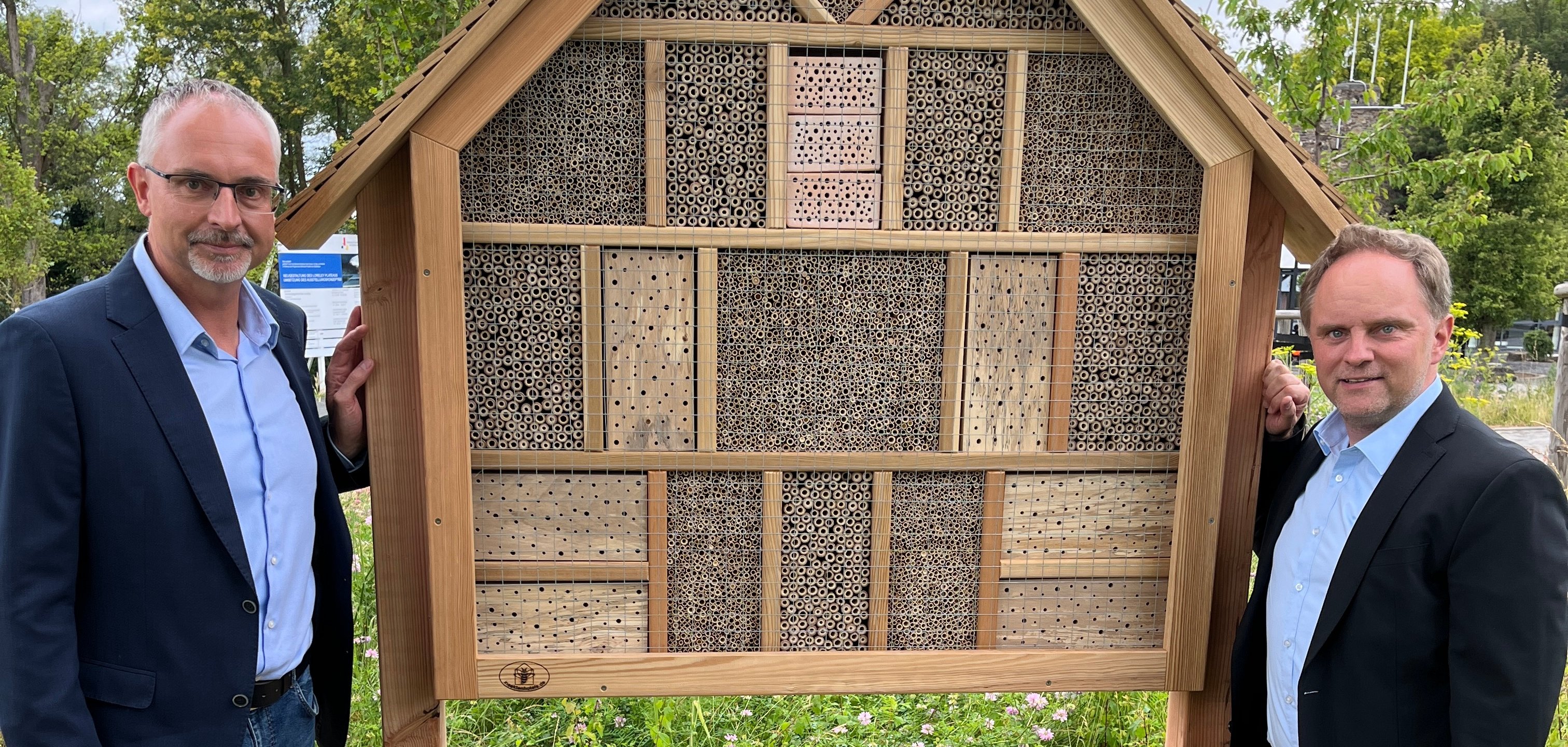 Bürgermeister Mike Weiland (rechts) und Marc Ringelstein von der Syna GmbH bei der Besichtigung des neu errichteten Insektenhotels im Kultur- und Landschaftspark auf der Loreley.