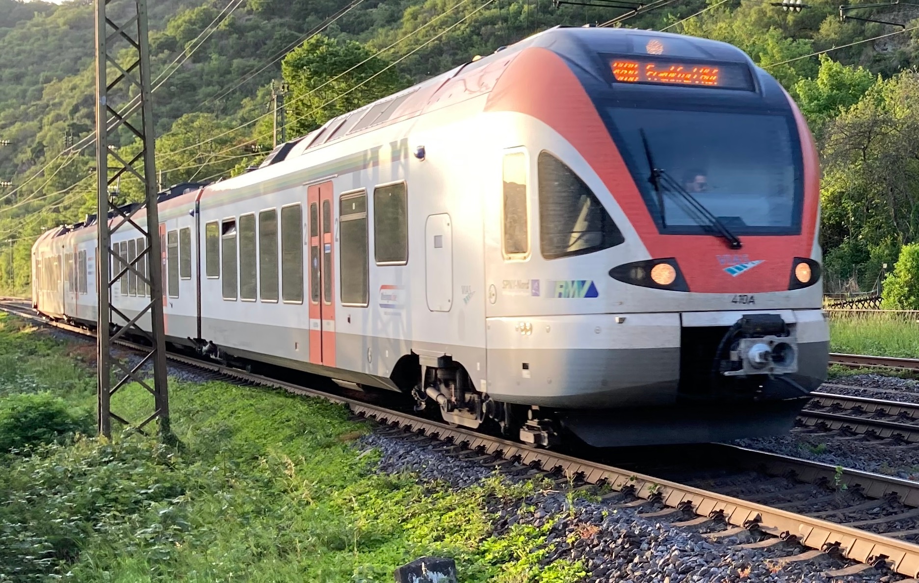 Zug der VIAS GmbH fährt durchs Mittelrheintal 