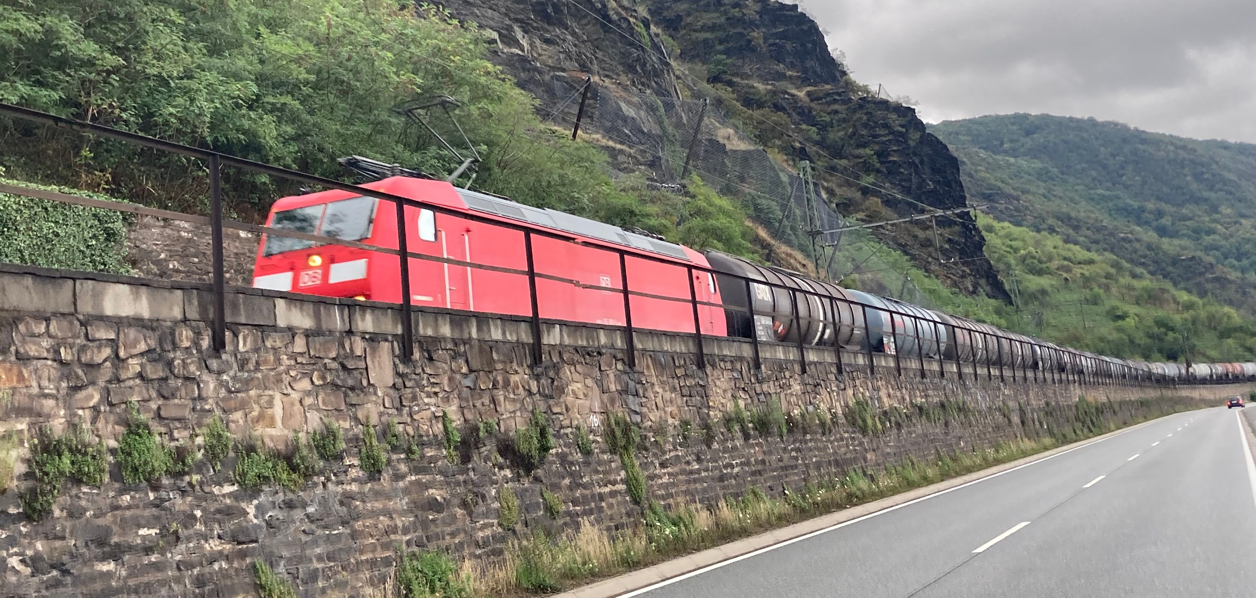 Ein Bild von einem fahrenden Güterzug auf der rechten Rheinschiene