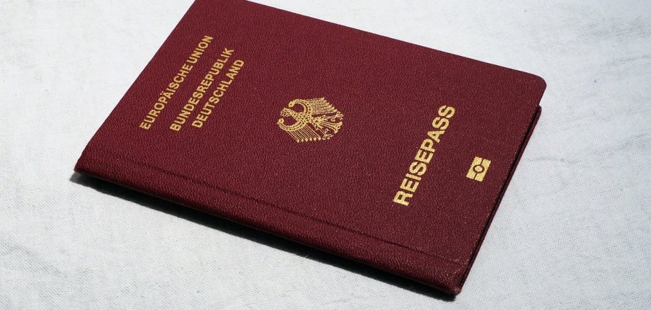 Kinderreisepass auf weißem Hintergrund