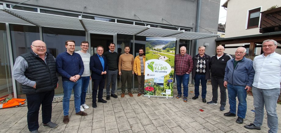Vertreter/innen der Städte und Gemeinden, der Verbandsgemeinde und der Energieagentur Rheinland-Pfalz stehen für eine Fotoaufnahme nebeneinander