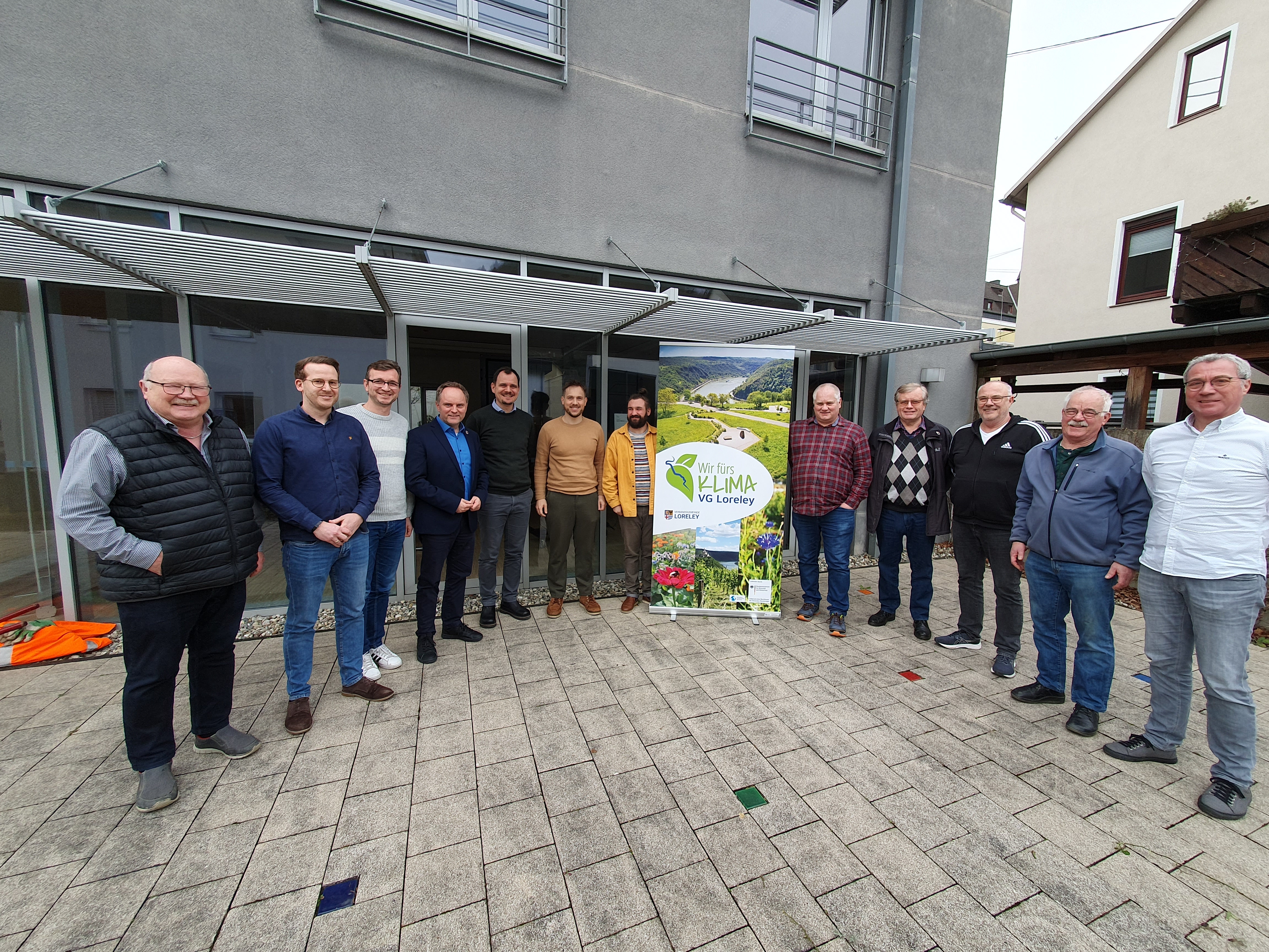 Vertreter/innen der Städte und Gemeinden, der Verbandsgemeinde und der Energieagentur Rheinland-Pfalz stehen für eine Fotoaufnahme nebeneinander