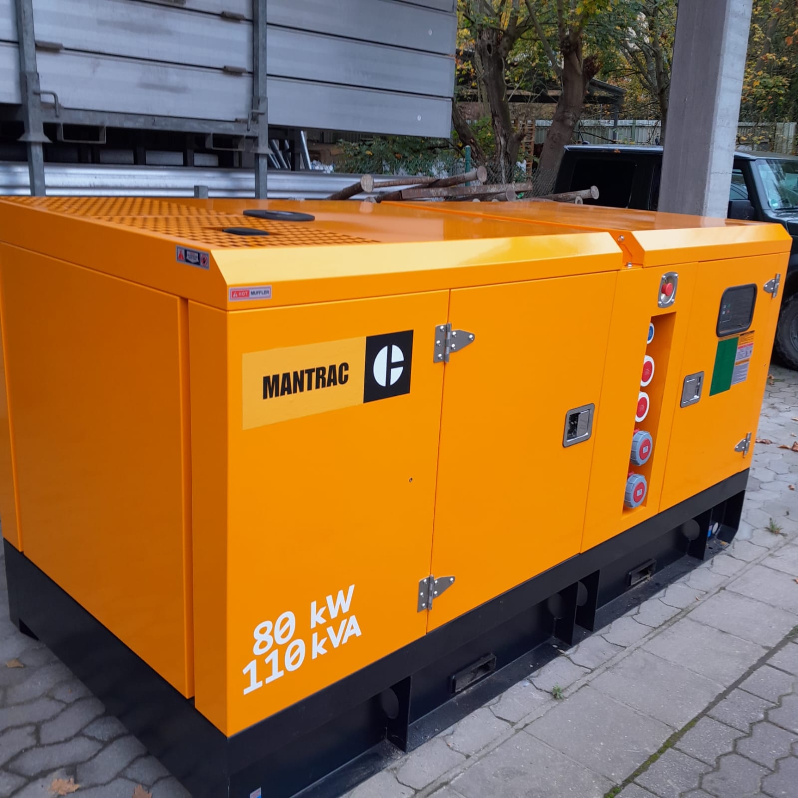 Ein orangefarbenes Notstromaggregat.