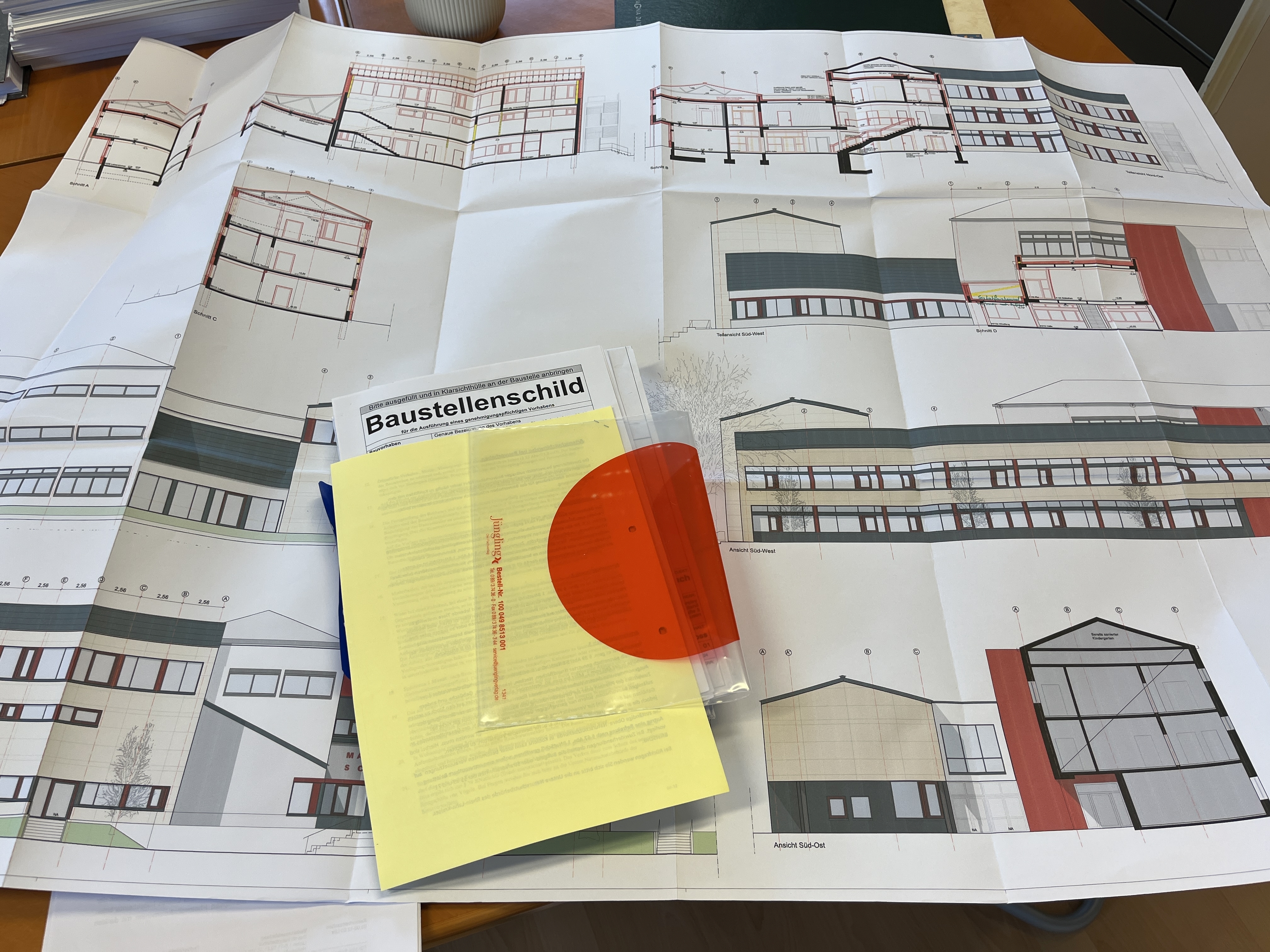 Foto der Baupläne und Baugenehmigung zur Sanierung der Marksburgschule