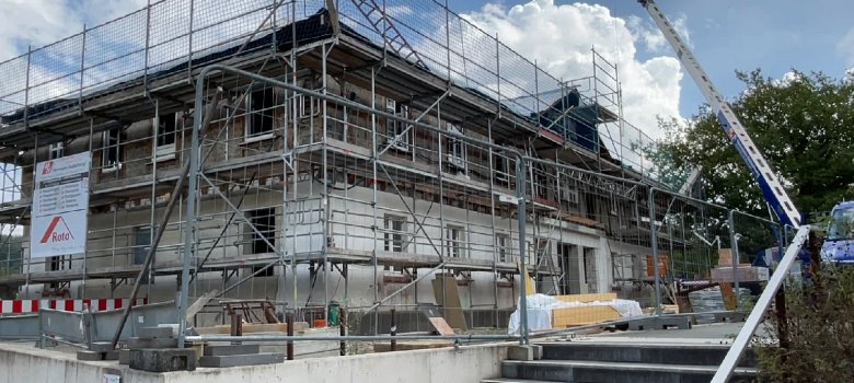 ehemaliges Turner-und Jugendheim auf  mit Gerüst eingezäunt 