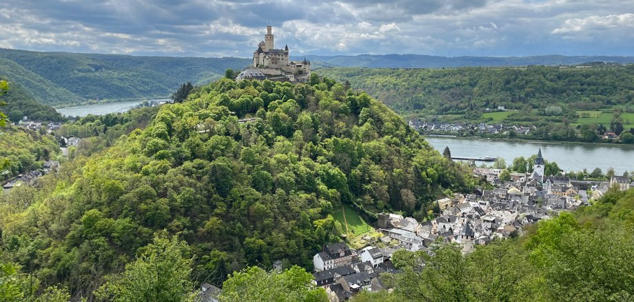 Marksburg mit Braubach darunter im Rheintal