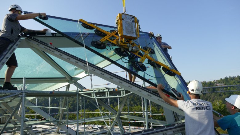 Bauarbeiten am gläsernen Fels