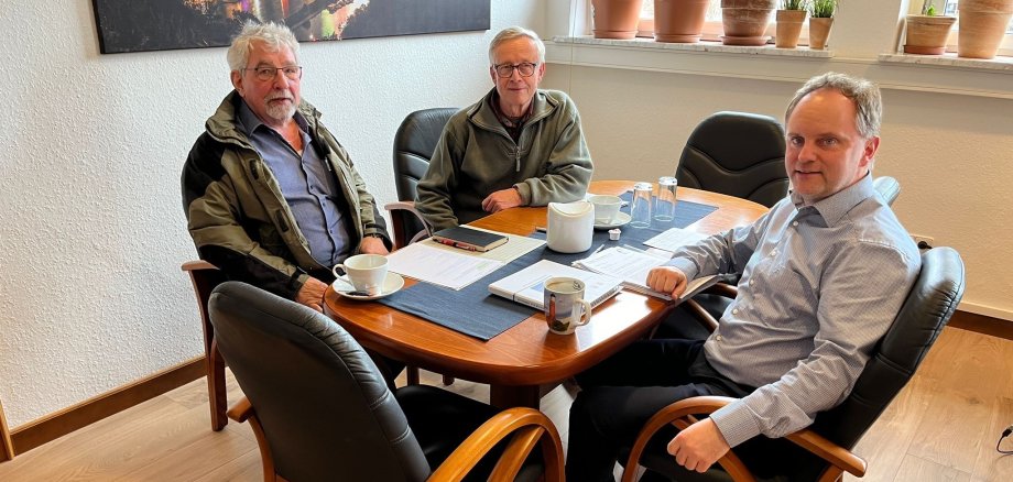 Arbeitsgepräch von Mike Weiland Helmut Veit und Dr. Heinz Gemmer
