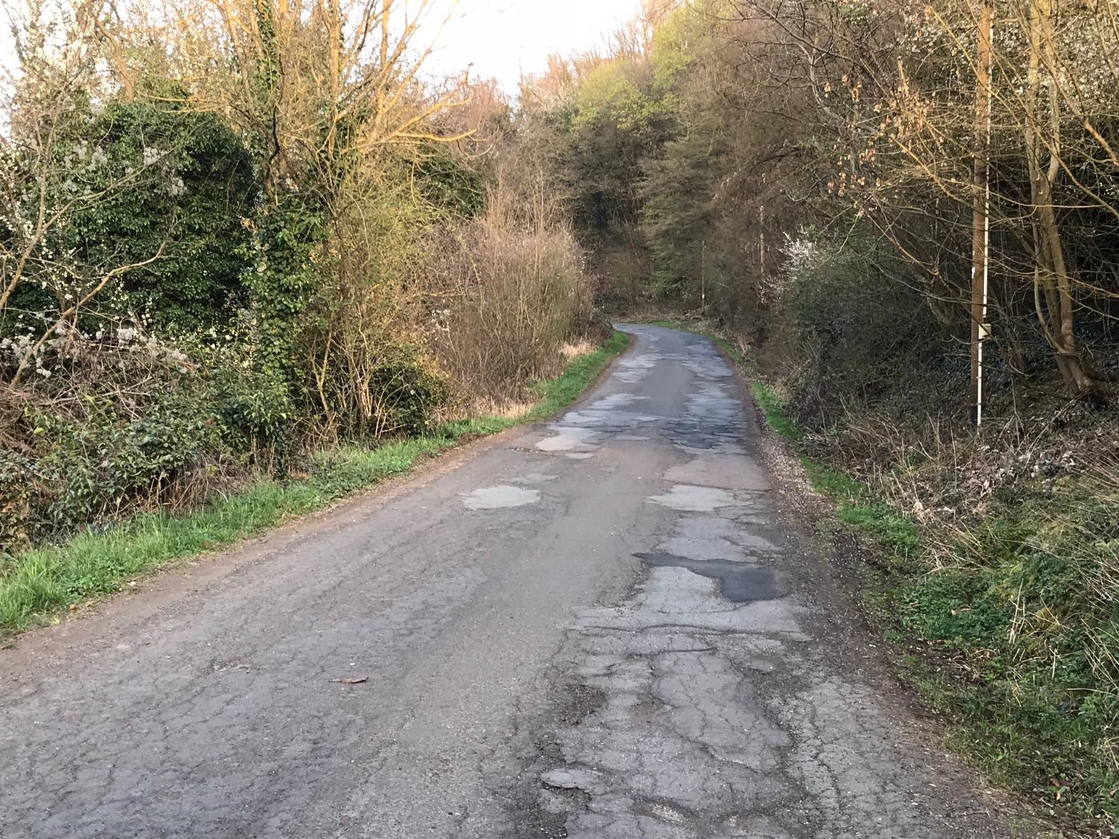 Es ist der Hochwassernotweg, ein asphaltierter Weg in schlechtem Zustand, zu sehen.