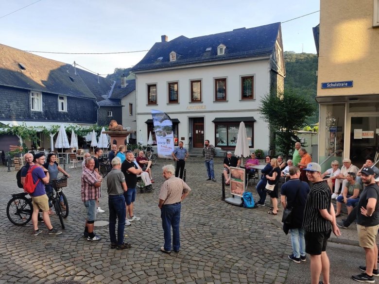 Bürgermeister Mike Weiland bei einem Bürgertreff in Kaub.