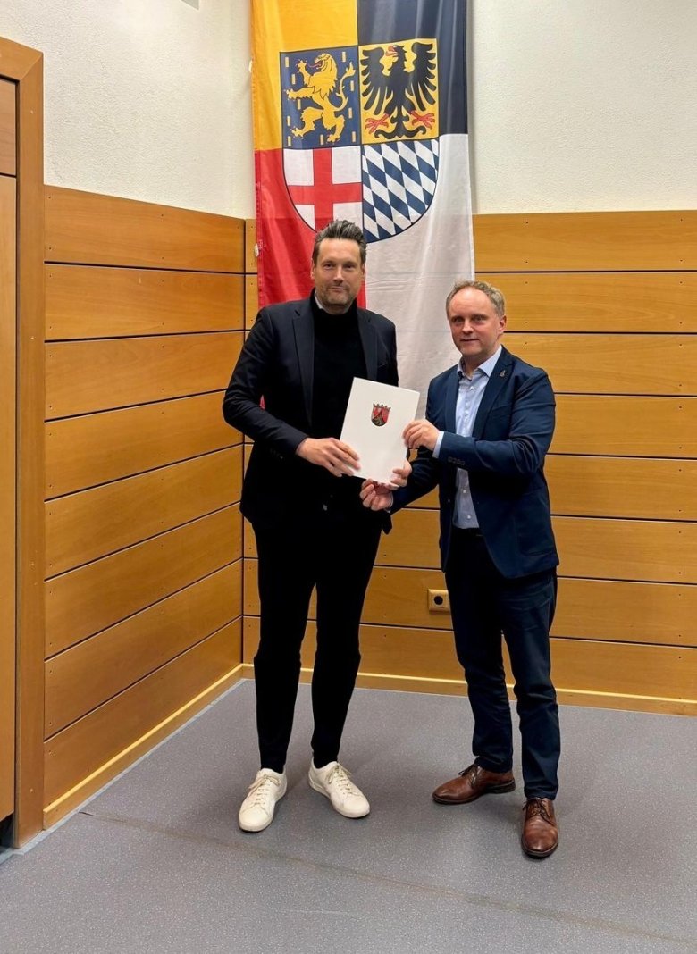 Daniel Stich Übergibt Zuwendungsbescheid an Bürgermeister Mike Weiland