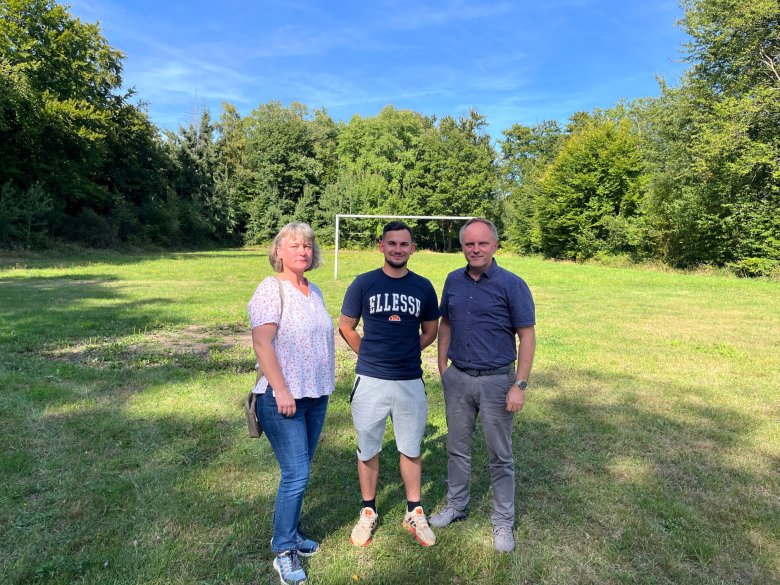 Gruppenfoto von Bürgermeister Mike Weiland, Ortsvorsteher Tobias von Tippelskirch und seiner Stellvertreterin Claudia Dommershausen