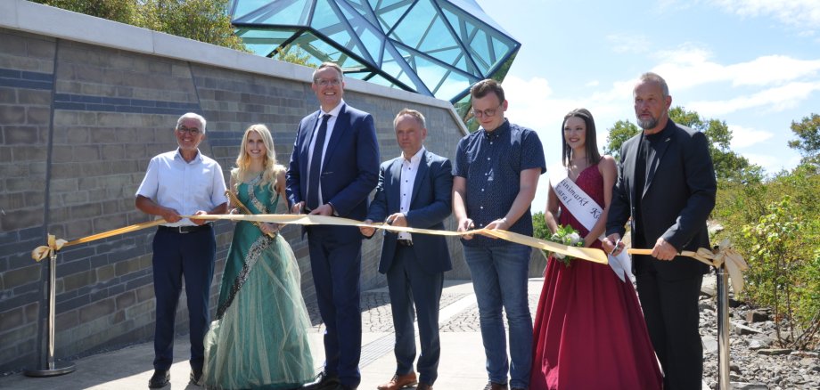 Ministerpräsident Alexander Schweitzer, Bürgermeister Mike Weiland und „Loreley“ Katharina Blanckart durschneiden das Eröffnungsband