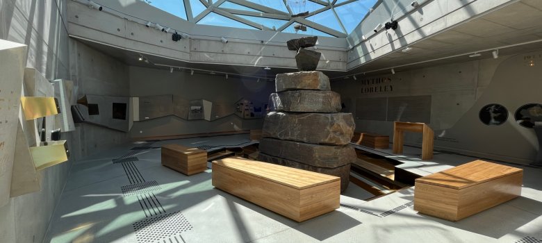 Innenansicht der neuen Mythoshalle mit  gläsernem Felsen