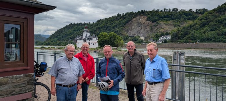 Gruppenfoto vor der Burg Pfalzgrafenstein