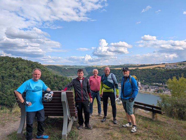 Gruppenfoto mit Ausblick ins Mittelrheintal