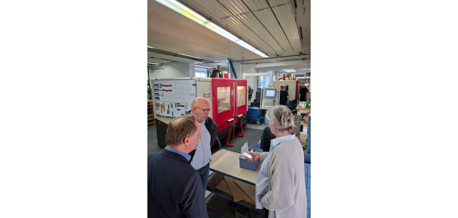 Begutachtung Werkstück vor einer CNC-Fräse