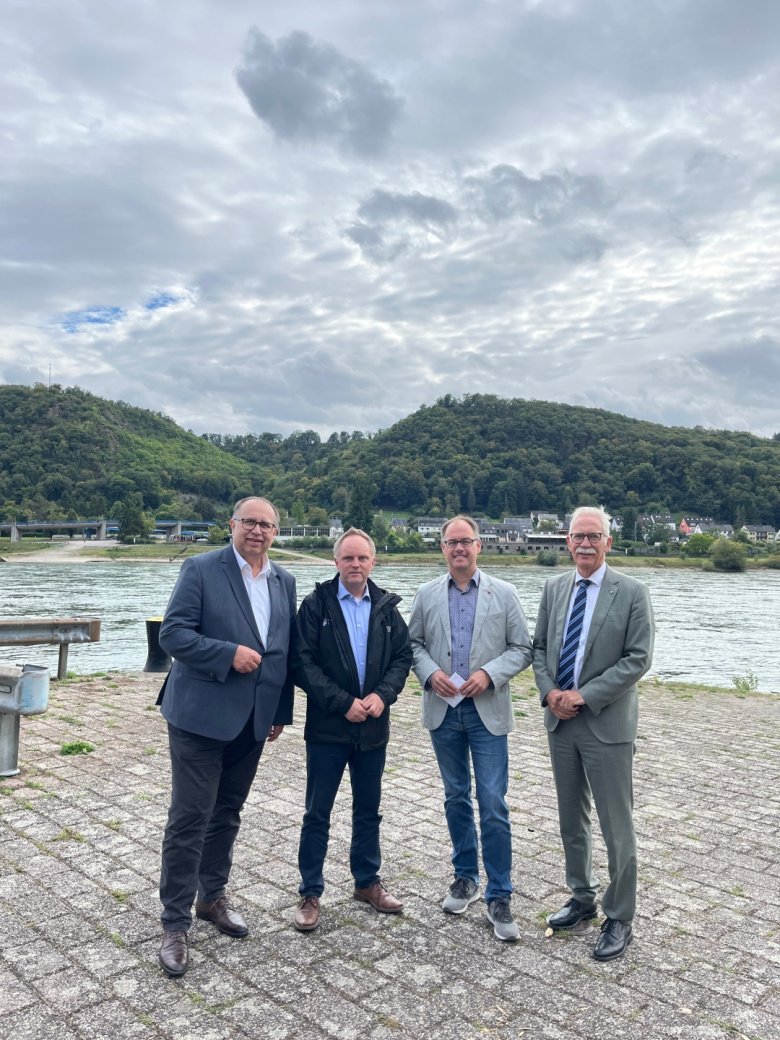 Gruppenfoto an der Panzerrampe in Wellmich