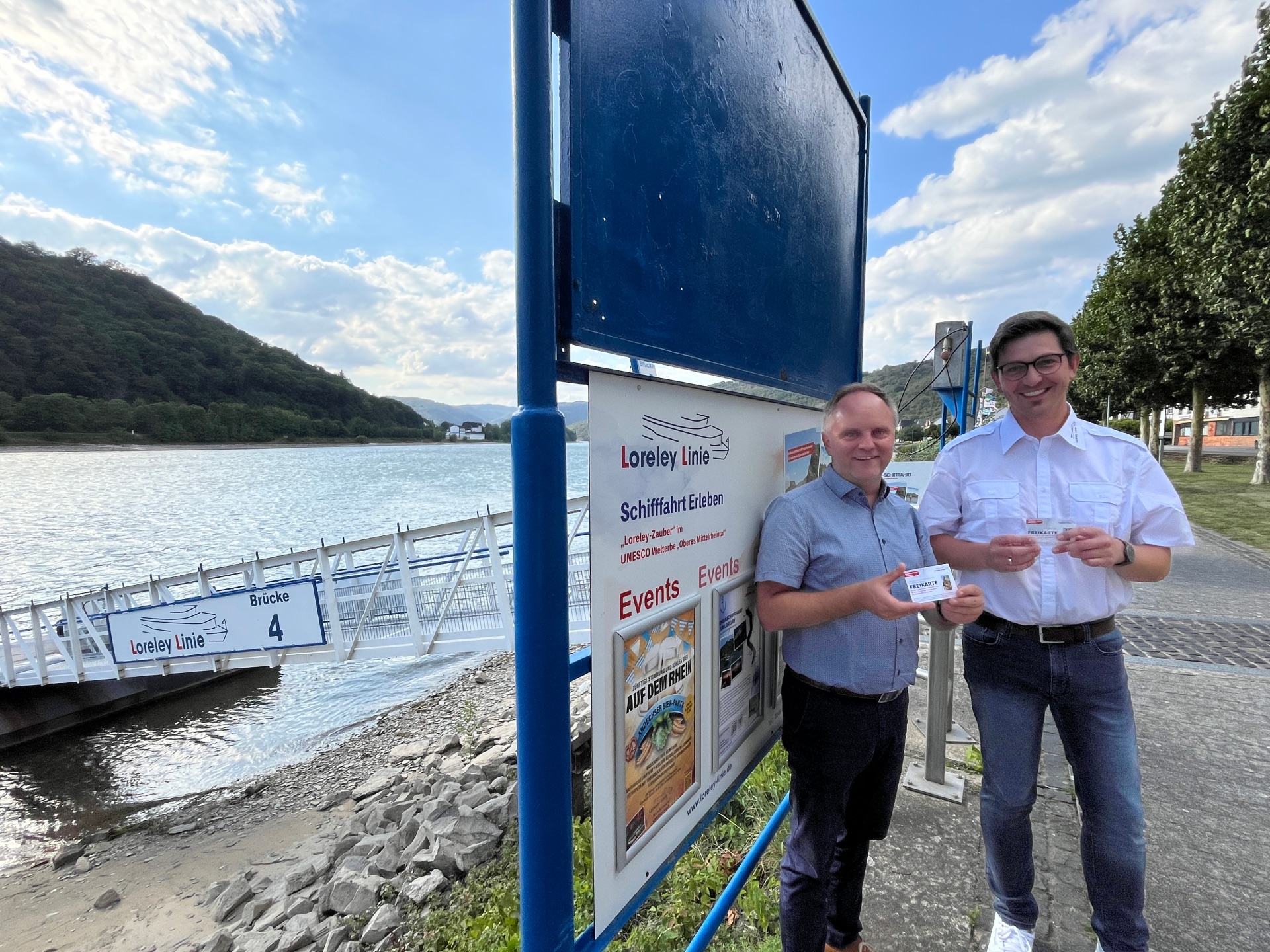 Bürgermeister Mike Weiland und Martin Roth vor einem Schiffanleger  