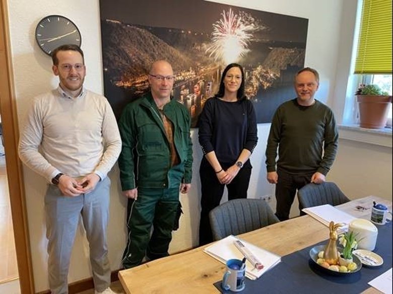 Bürgermeister Mike Weiland (r.) und Büroleiter Jan-Hendrik Clasen (l.) begrüßen die beiden neuen Kollegen an ihrem ersten Arbeitstag.