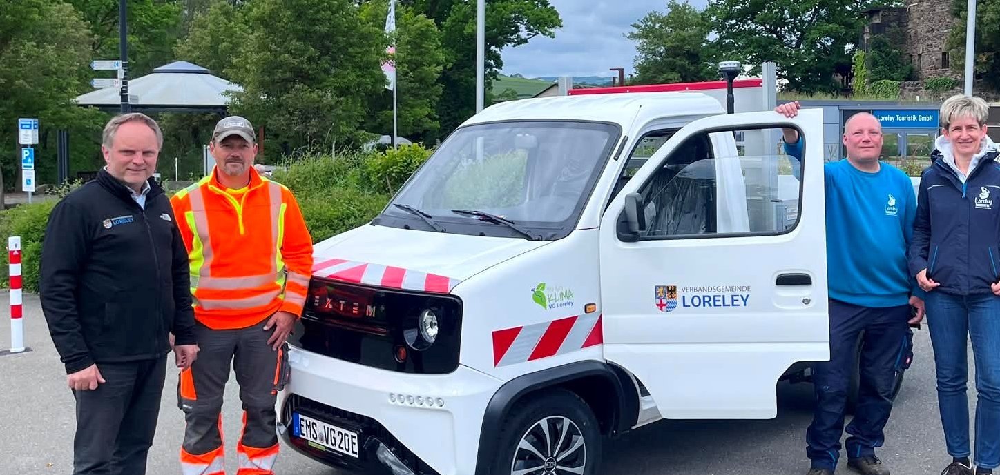 Übergabe des neuen Elektroautos