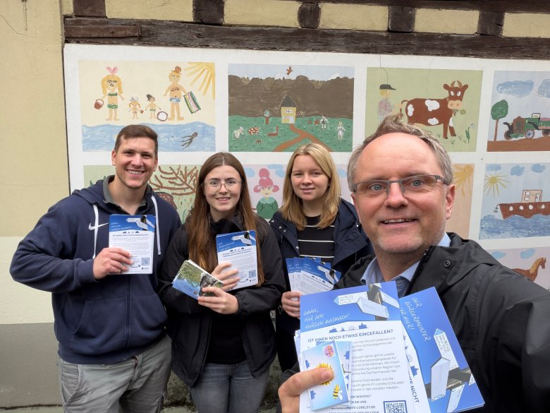 Vor Ort in Bornich (v. r.): Bürgermeister Mike Weiland, Auszubildende Sophie Lauck, Seline Kopp und Jan Hendrik Bauer