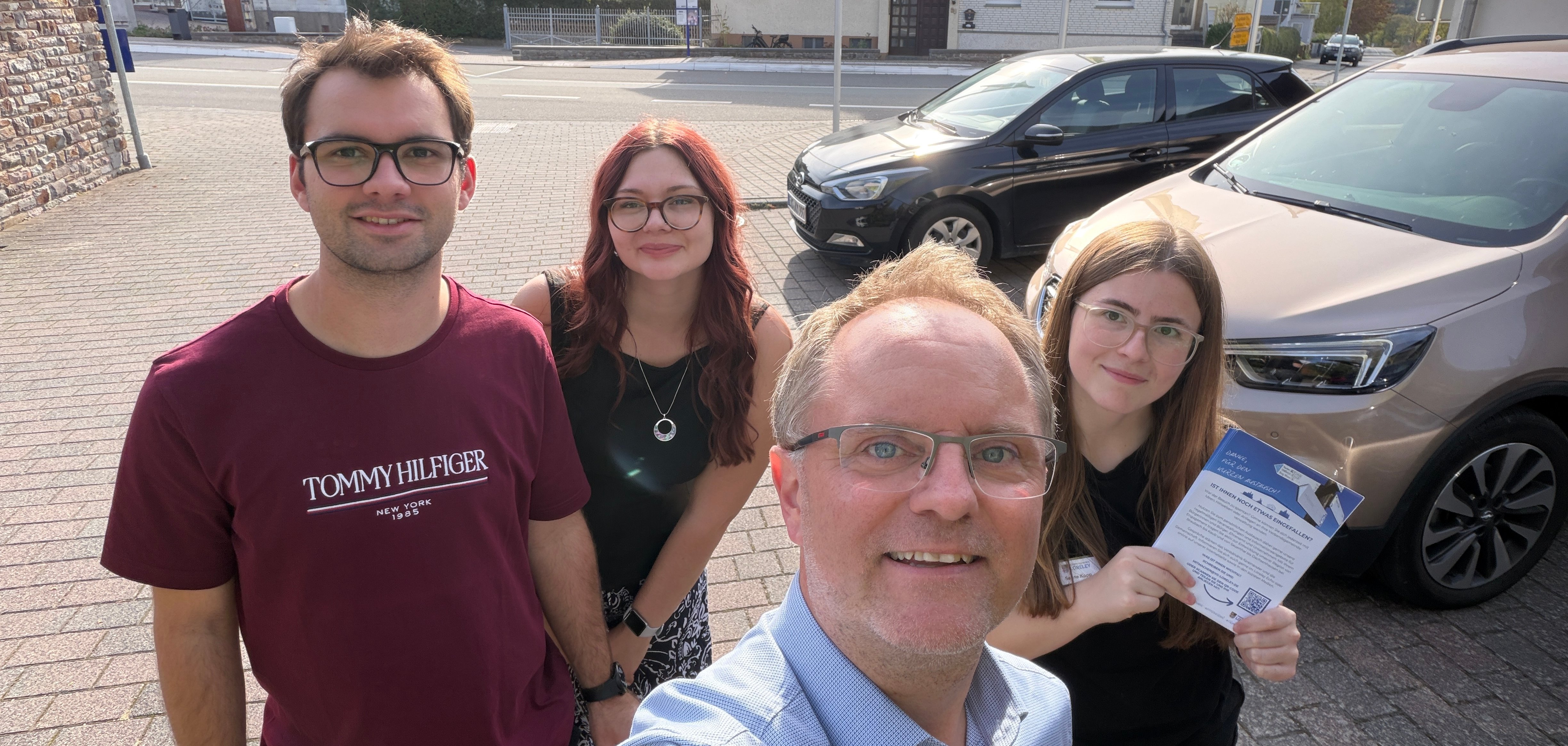 Vor Ort in Dachsenhausen: Bürgermeister Mike Weiland (vorn) mit den Auszubildenden (v. r.) Seline Kopp, Leonie Daniel und Daniel Vedder