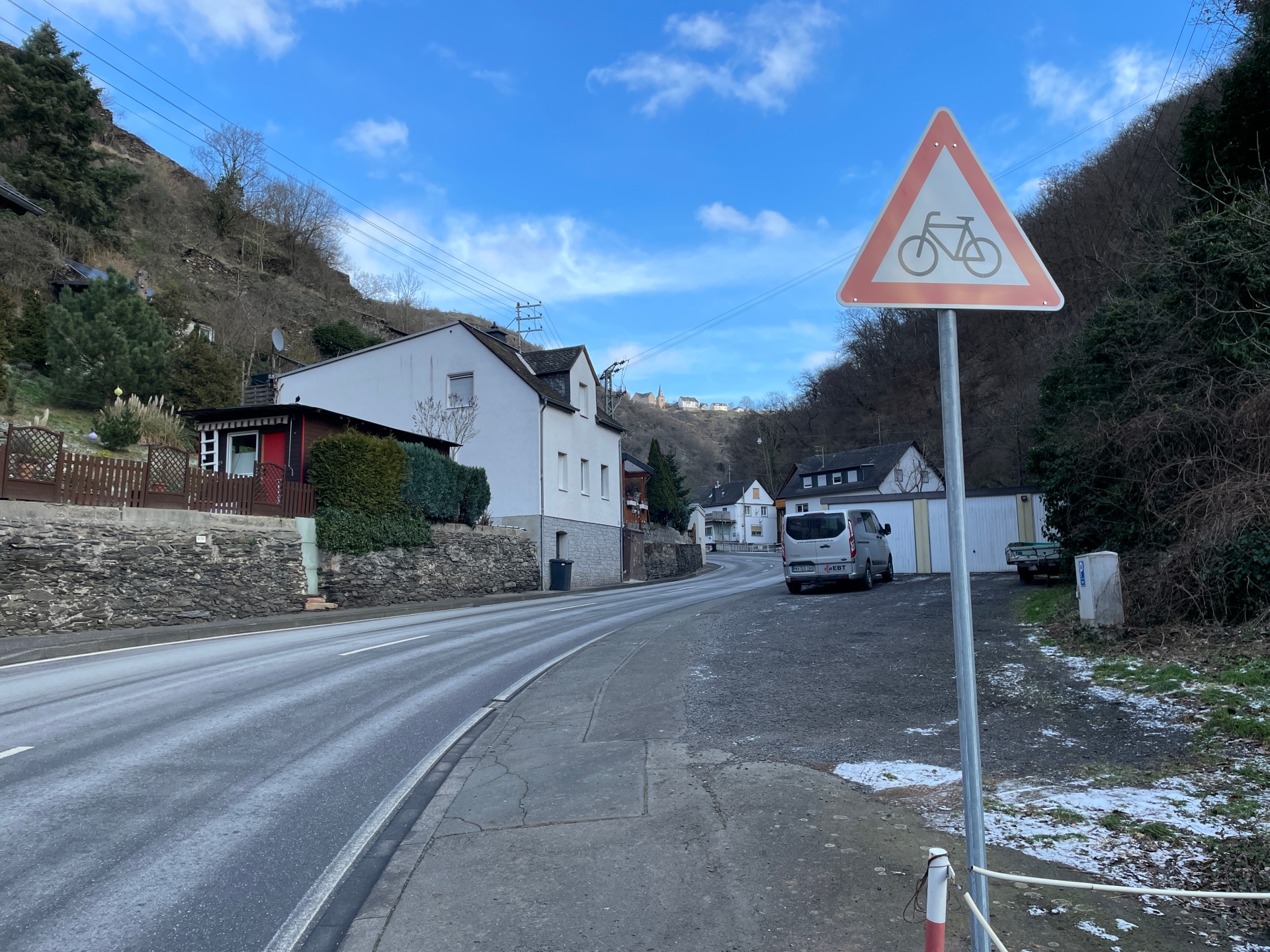 Verkehrsschild warnt vor Fahrradfahrern  