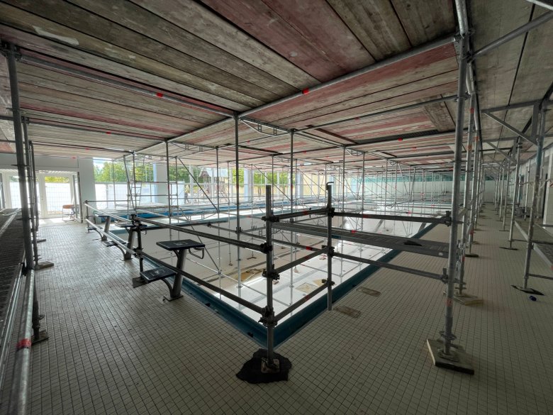 Gerüste im Hallenbad
