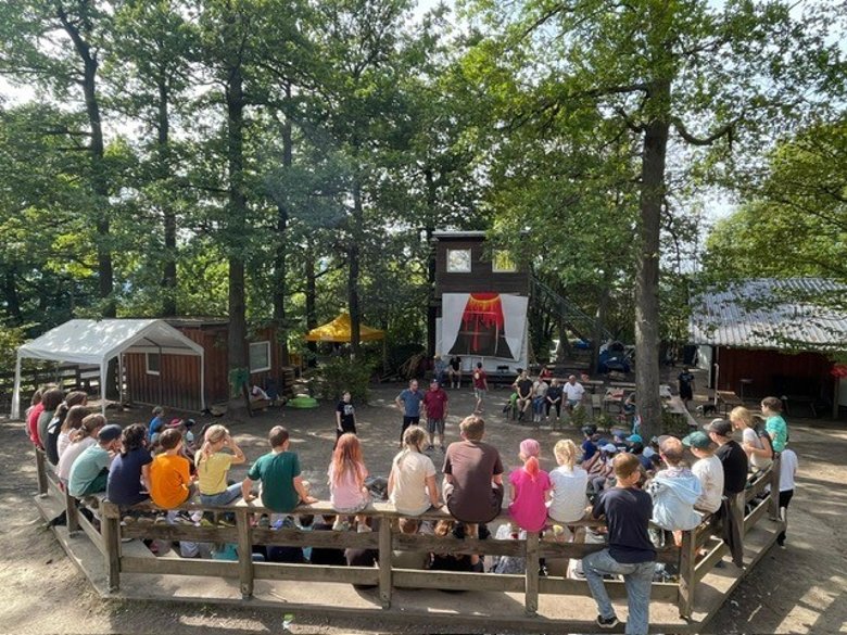 Archivbild 2023 beim Besuch von Bürgermeister Mike Weiland bei der Stadtranderholung
