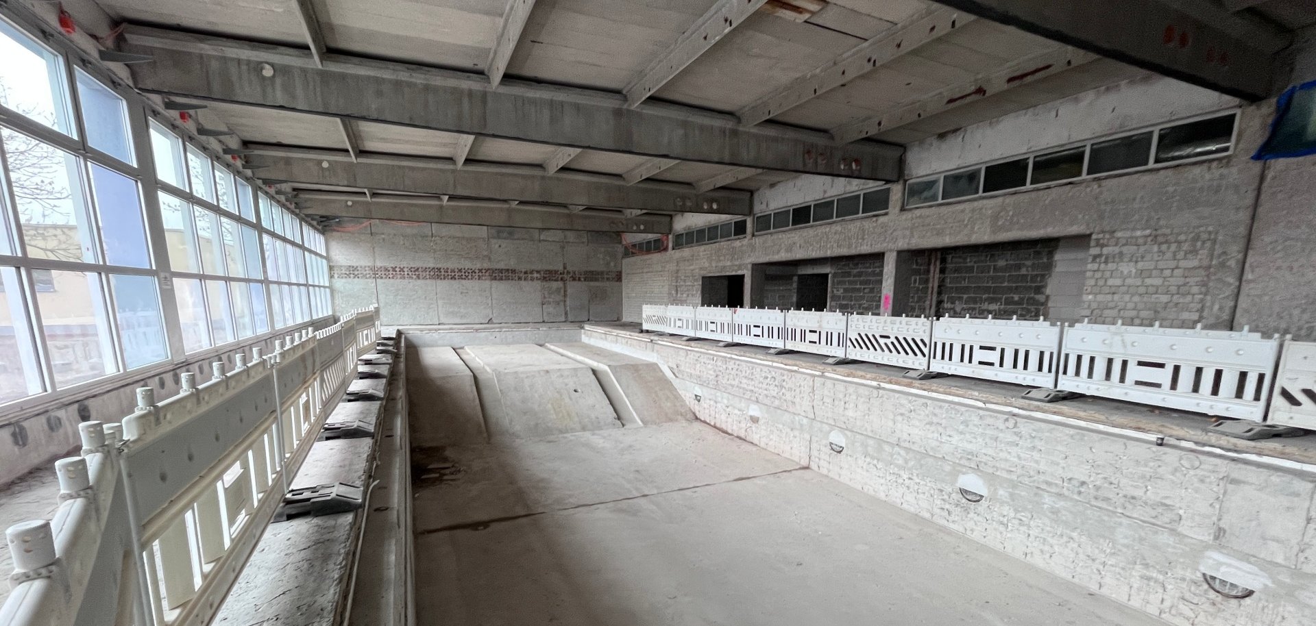 Hallenbad innen im Rohbauzustand Hallenbad innen im Rohbauzustand