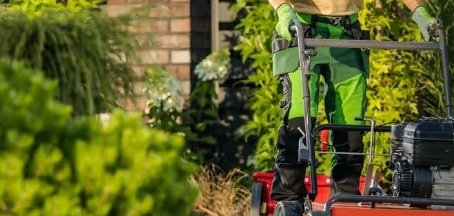 Mann mit Rasenmäher