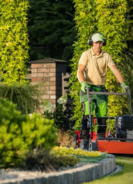 Mann mit Rasenmäher